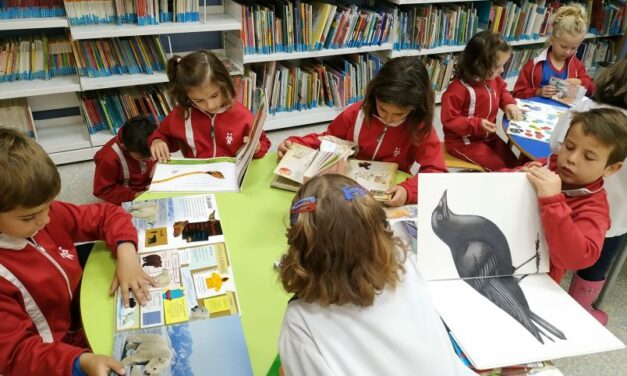 Els alumnes de P5 visiten la Biblioteca Pública
