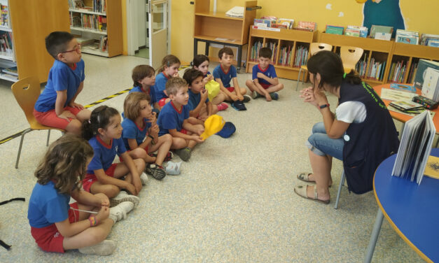 Els alumnes de P5 visiten la Biblioteca Pública